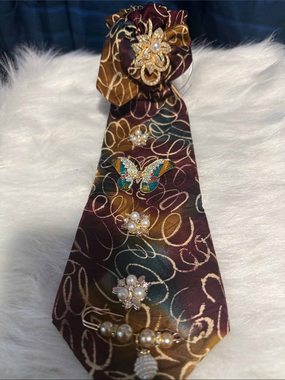 Women's Burgundy & Gold Swirl Silk-LikeJunk  Tie  with Decorative Pins